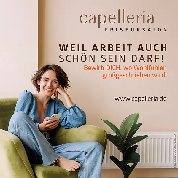 Team von lächelnden Mitarbeitern, die vor einer großen Wand mit einem Poster von Sonnenuntergang und ruhiger See posieren