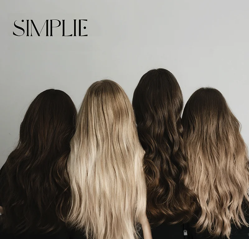 Vier Haarmodelle mit langen Simplie Extensions in verschiedenen Haarfarben